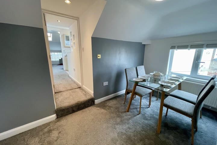 Impeccable 2-bed Apartment in Scarborough Image 12