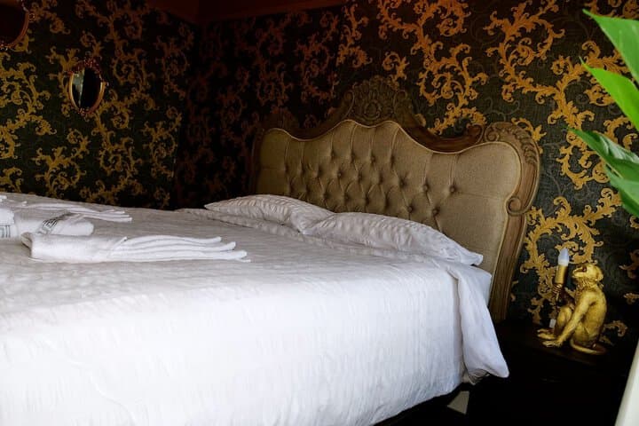 Sexy Luxurious Versace Apartment Near Sheffield Image 2