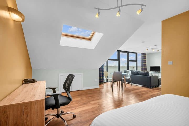 Roomzzz Leeds Headingley Image 6