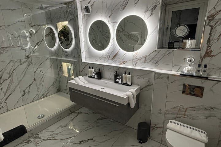 Sheffield-apartment-sleeps4-parking-hottub Image 10