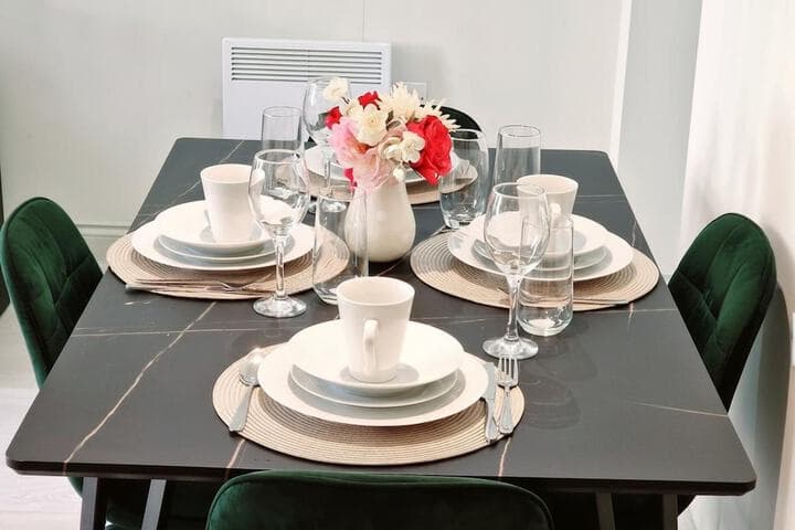 Leeds City Escape - Stylish Apartment Image 10