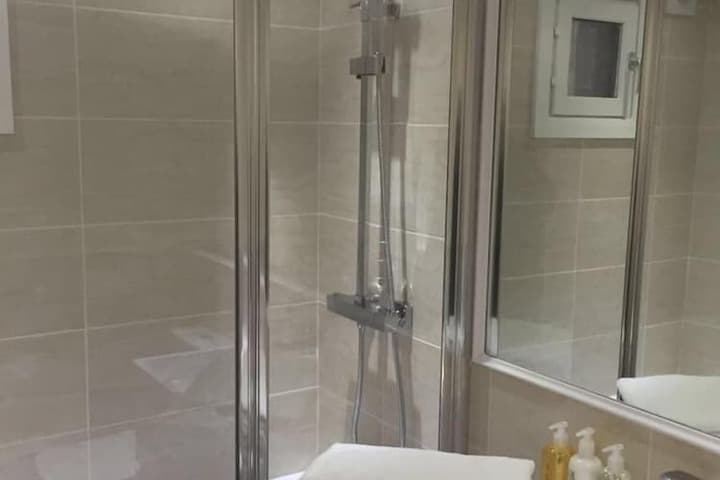 North Crescent Image 12