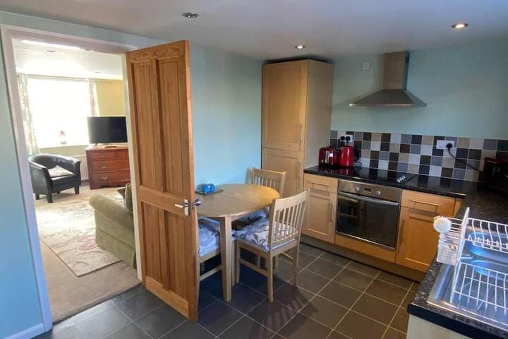 3 Bedroom Cottage Sleeps 5 Village Location Image 7