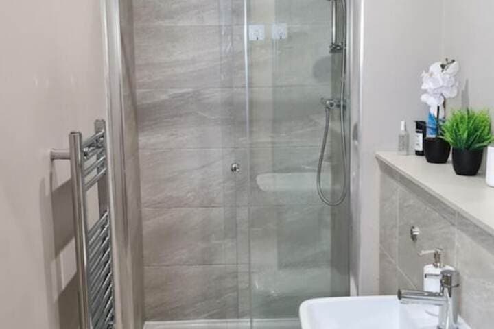 Leeds City Escape - Stylish Apartment Image 8