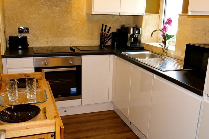 Sexy Luxurious Versace Apartment Near Sheffield Image 5