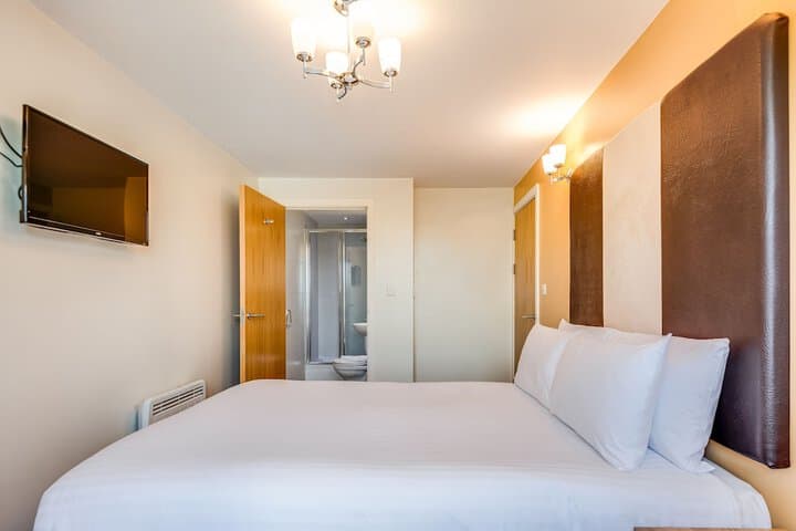 Roomzzz Leeds Headingley Image 8