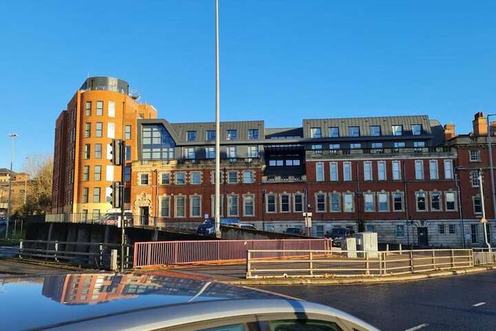 Leeds City Escape - Stylish Apartment Image 9