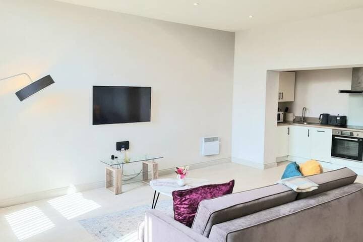 Leeds City Escape - Stylish Apartment Image 6