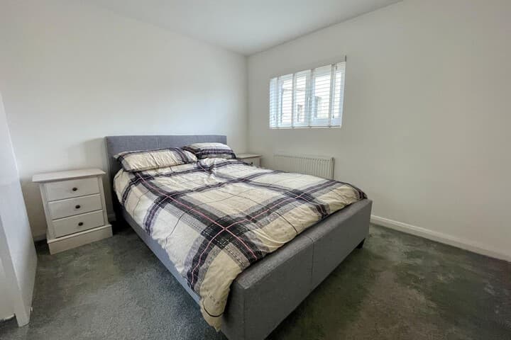 Impeccable 2-bed Apartment in Scarborough Image 3