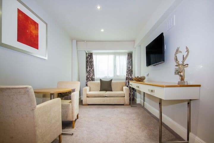 White Hart Hotel &  Apartments Image 10