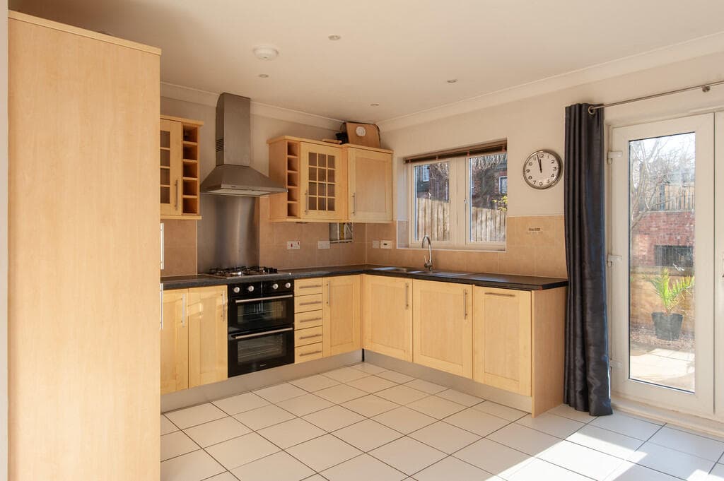 3 Bedroom Town House For Rent In Blue Bridge Lane, York, Yo10 Image 2