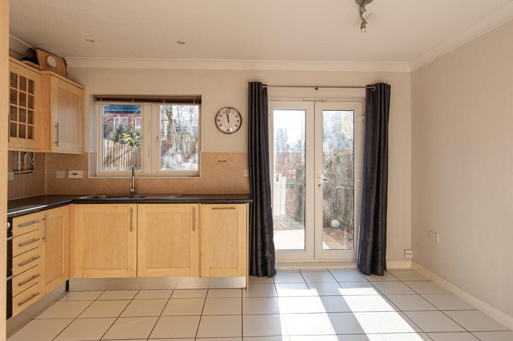 3 Bedroom Town House For Rent In Blue Bridge Lane, York, Yo10 Image 4