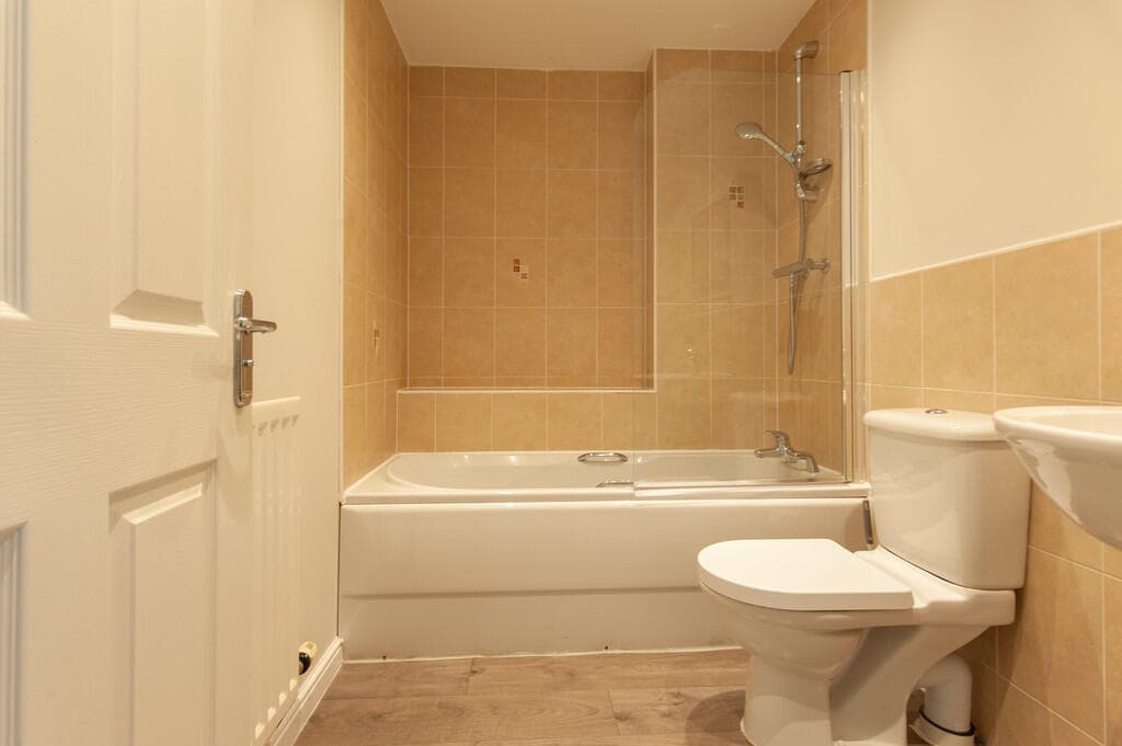 3 Bedroom Town House For Rent In Blue Bridge Lane, York, Yo10 Image 6