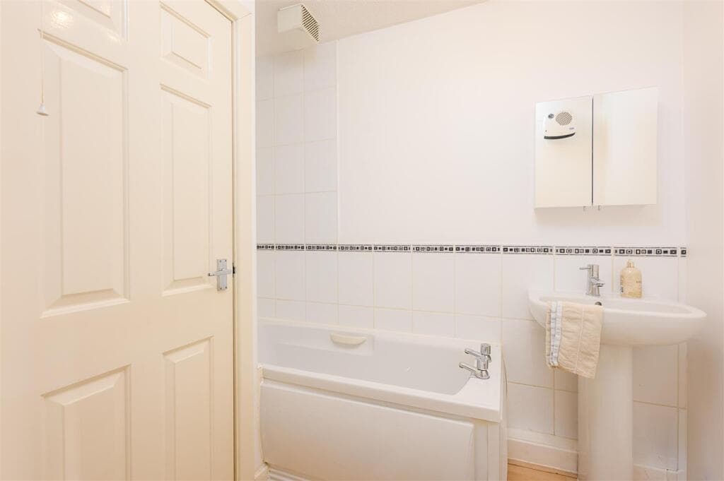 2 bedroom apartment for sale in Heworth Mews, York, YO31 7XX, YO31 Image 9