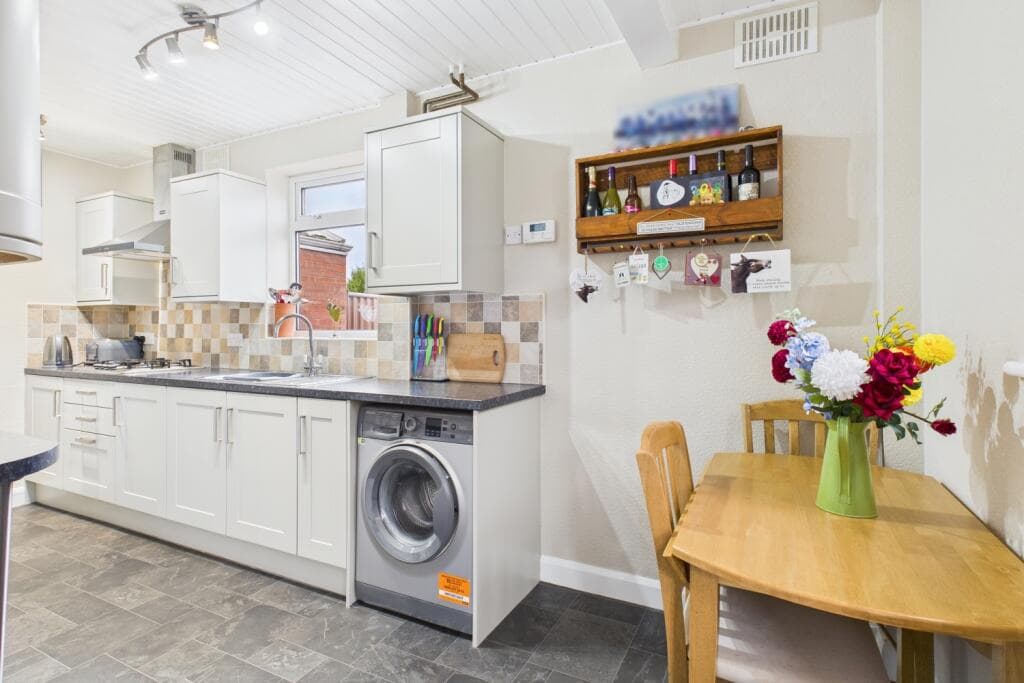 2 bedroom semi-detached house for sale in Shirley Avenue, York, North Yorkshire, YO26 5NJ, YO26 Image 2