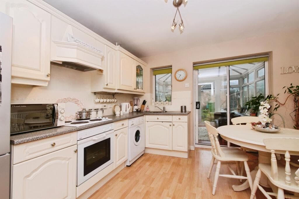 2 Bedroom End Of Terrace House For Sale In Tamworth Road, York, Yo30 Image 3
