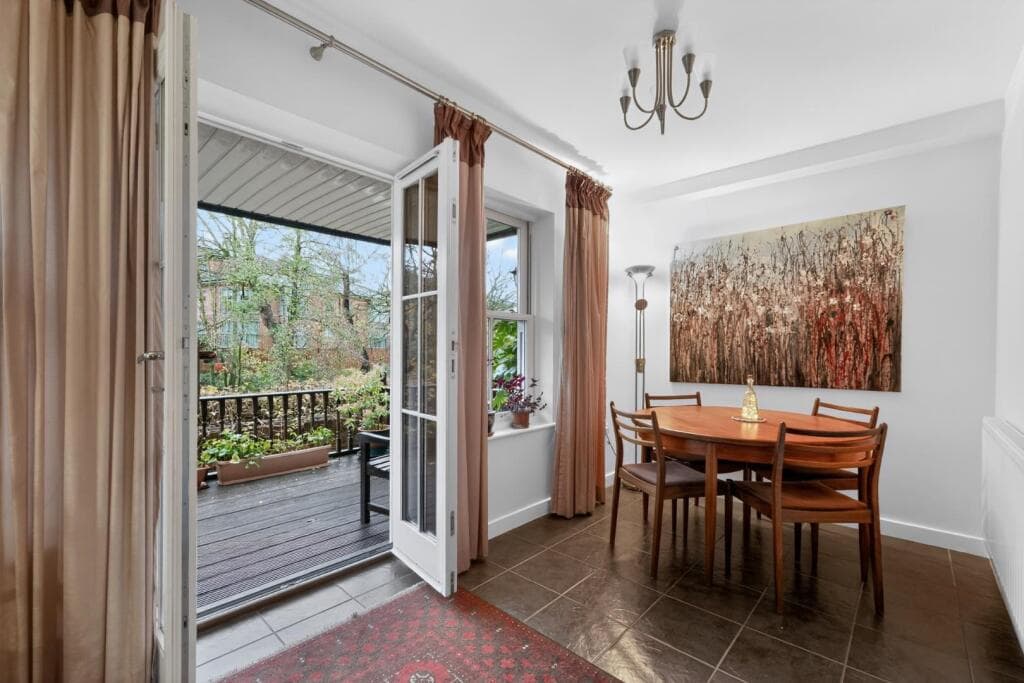 4 bedroom town house for sale in Dennison Street, York, YO31 Image 10