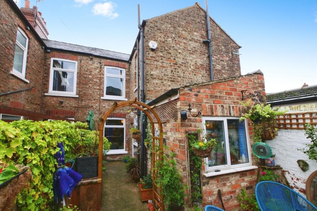 2 bedroom terraced house for sale in Huntington Road, YORK, YO31 Image 9
