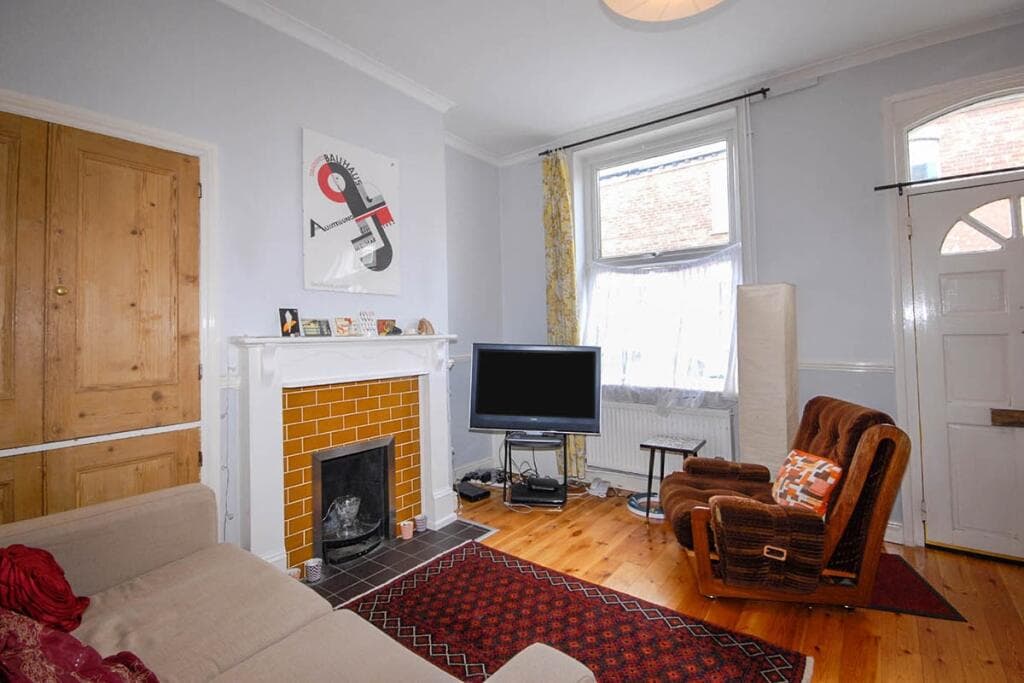 2 Bedroom Terraced House For Rent In St. Pauls Terrace, York, Yo24 Image 2