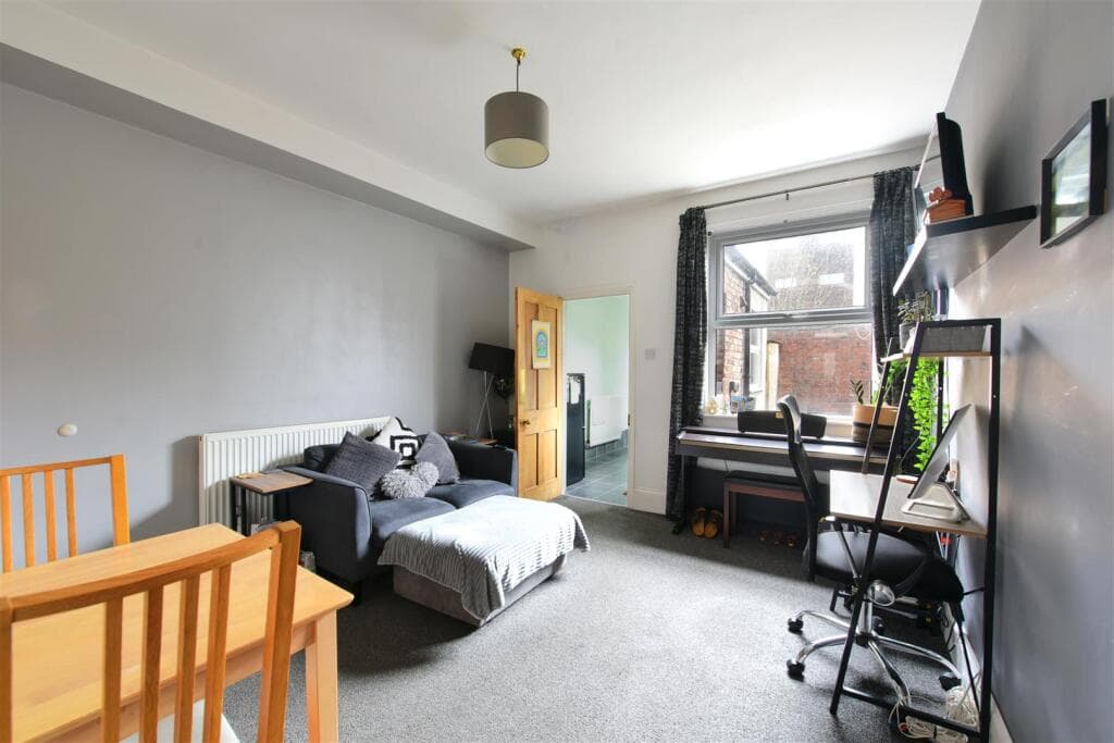 2 Bedroom Terraced House For Rent In Faber Street, York, Yo31 Image 2