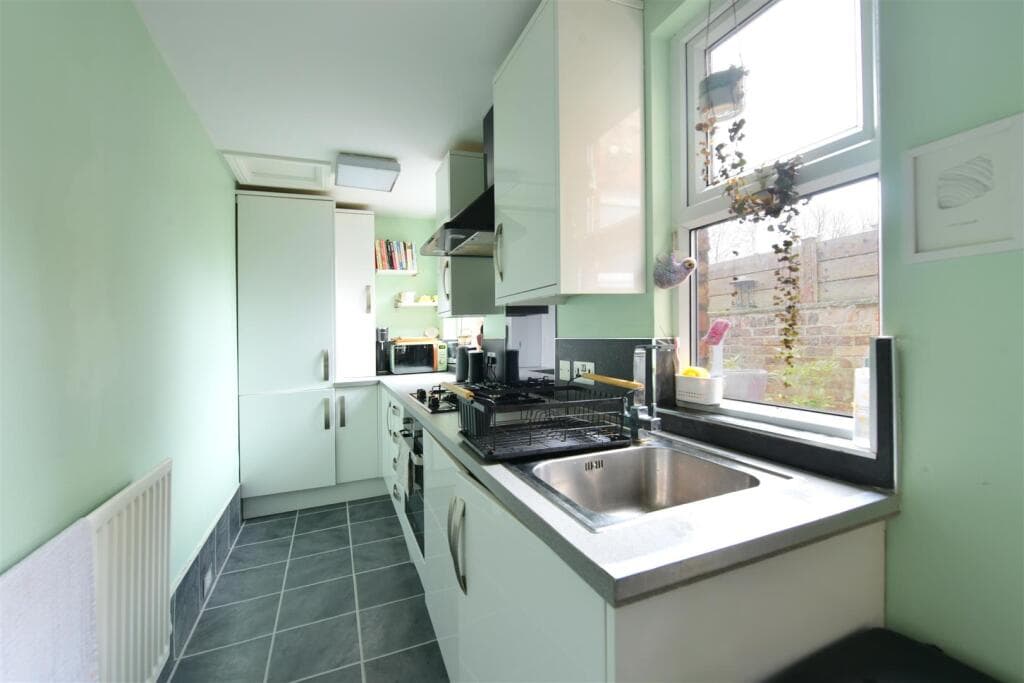 2 Bedroom Terraced House For Rent In Faber Street, York, Yo31 Image 3