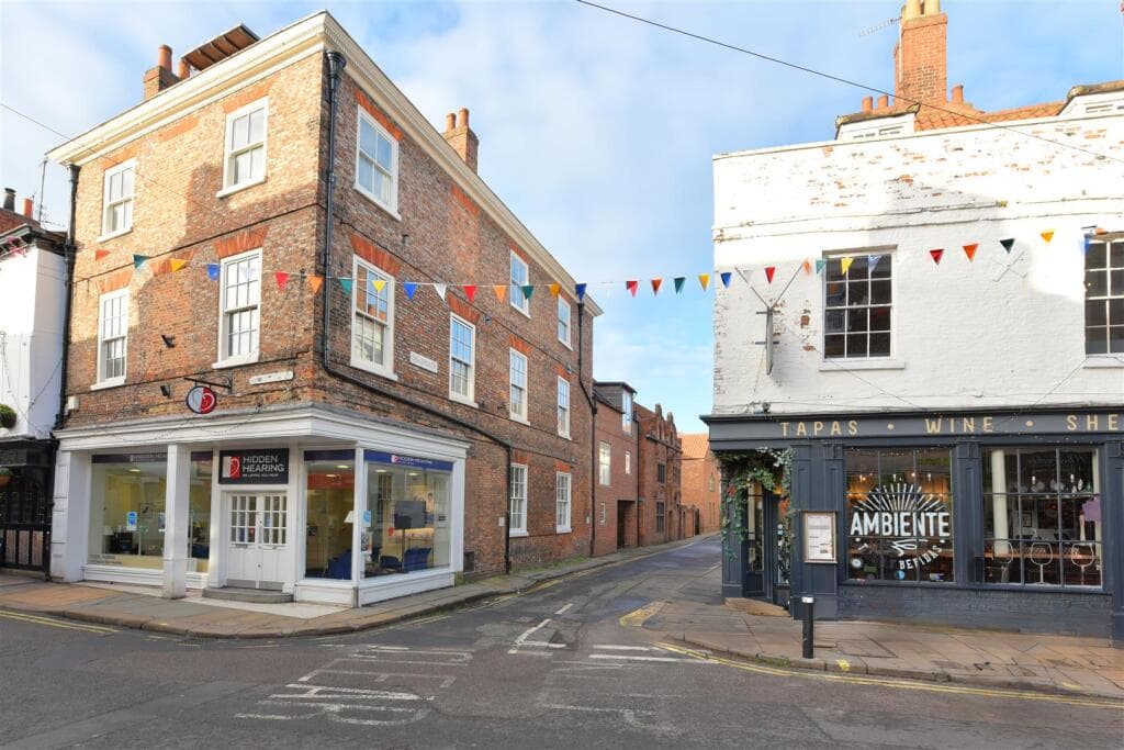 2 bedroom town house for rent in Olivers Cottage, Ogleforth, York, YO1 - Terraced House in york