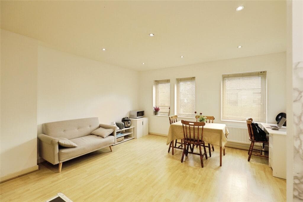 2 Bedroom Flat For Sale In Olympian Court, York, Yo10 Image 2