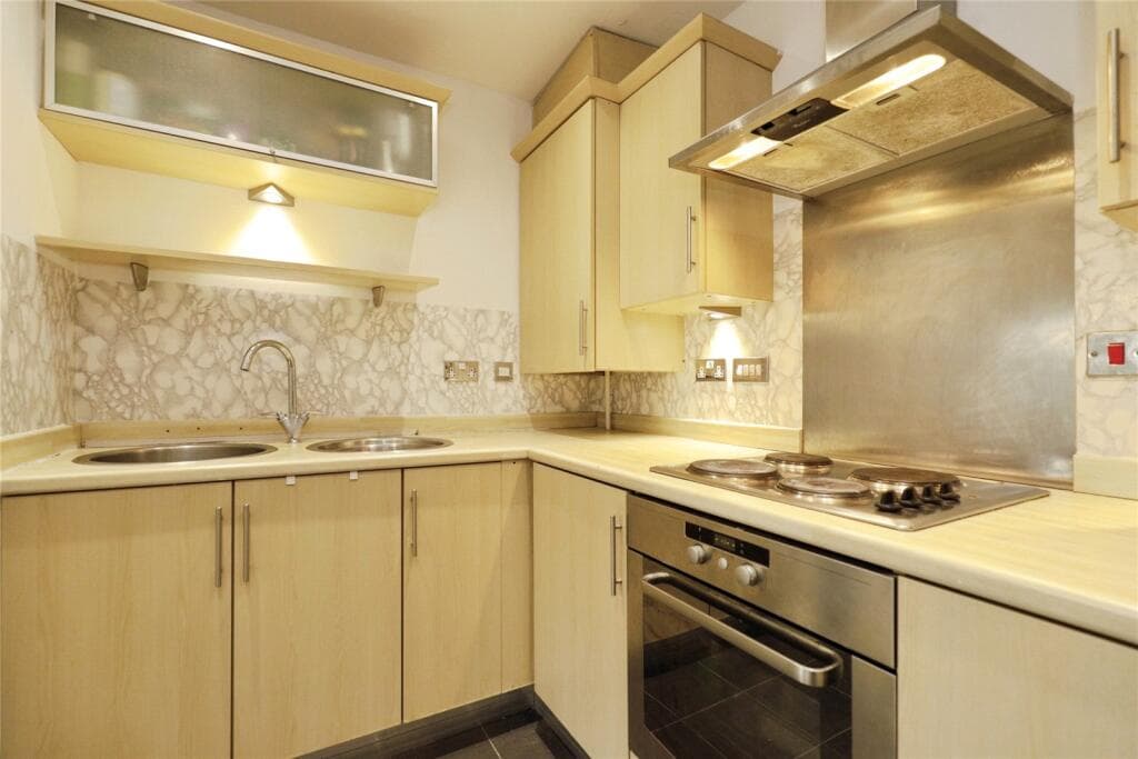 2 Bedroom Flat For Sale In Olympian Court, York, Yo10 Image 4