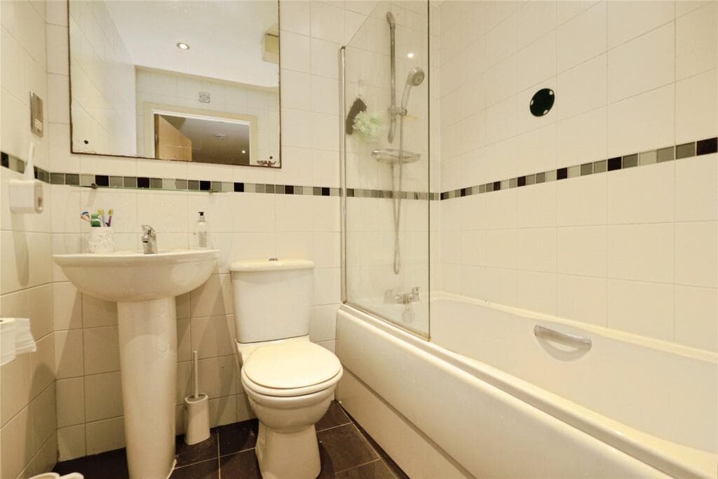 2 Bedroom Flat For Sale In Olympian Court, York, Yo10 Image 9