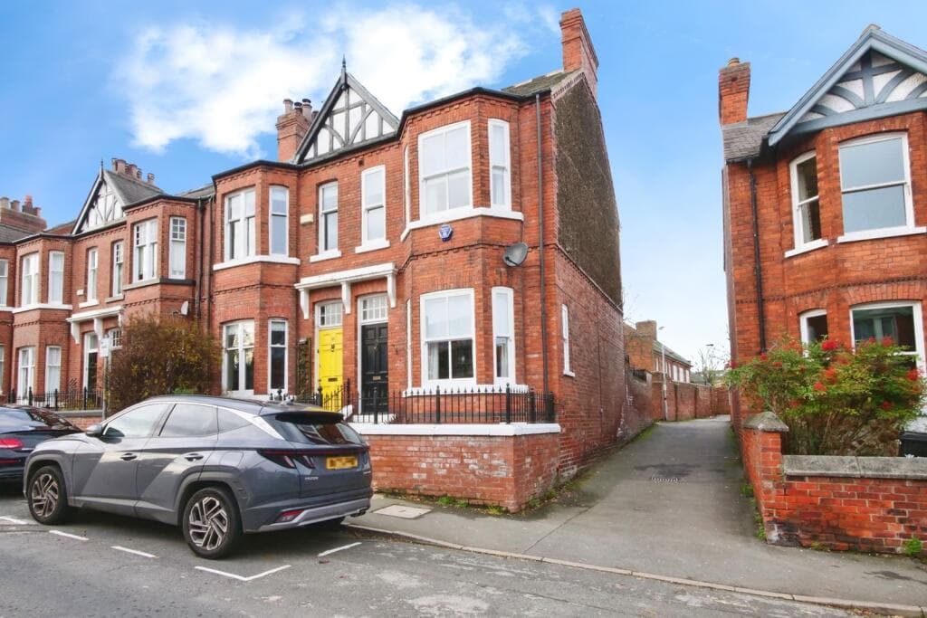 4 bedroom end of terrace house for sale in Scarcroft Hill, York, North Yorkshire, YO24 - Terraced House in york
