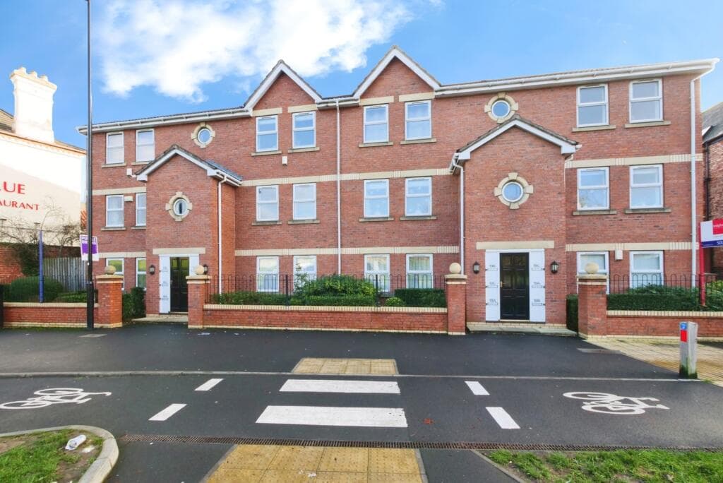 2 bedroom flat for sale in Barbican Road, York, North Yorkshire, YO10 - Flat/Apartment in york