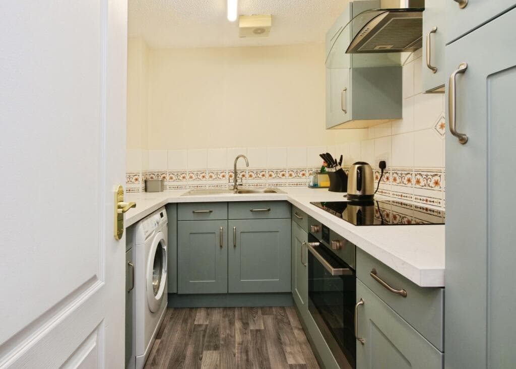 2 Bedroom Flat For Sale In Barbican Road, York, North Yorkshire, Yo10 Image 2