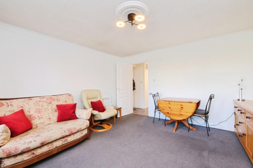 2 Bedroom Flat For Sale In Barbican Road, York, North Yorkshire, Yo10 Image 4