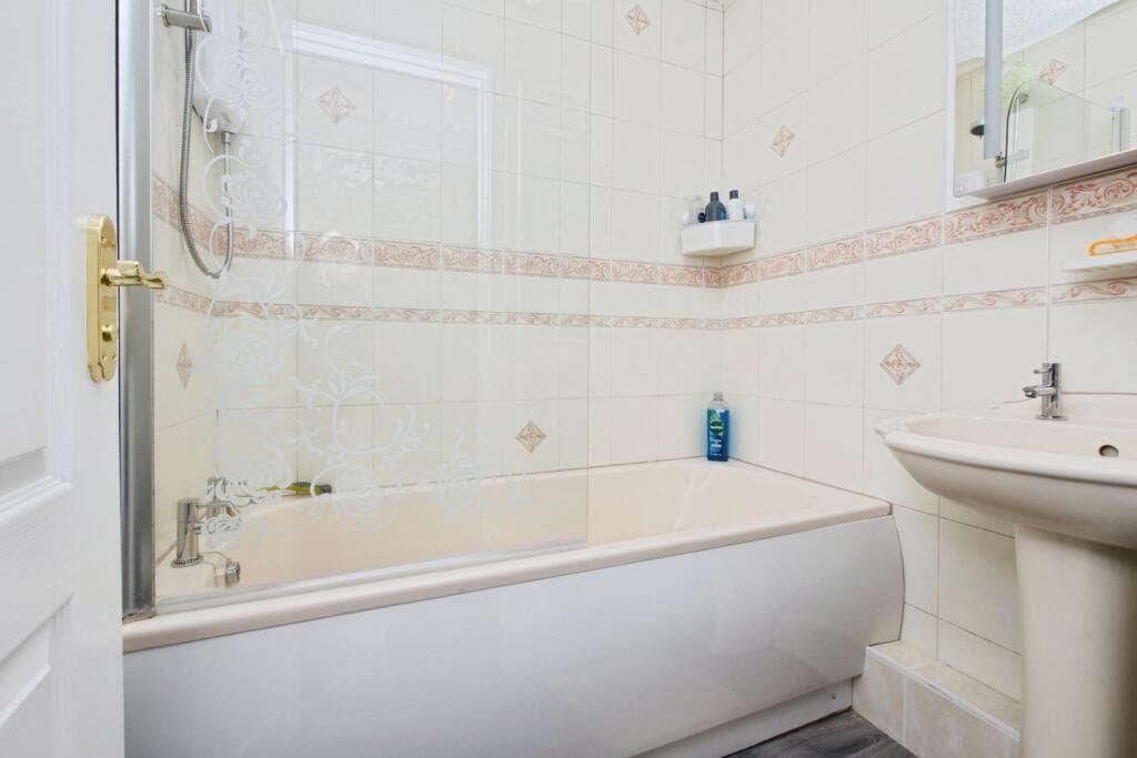 2 Bedroom Flat For Sale In Barbican Road, York, North Yorkshire, Yo10 Image 9