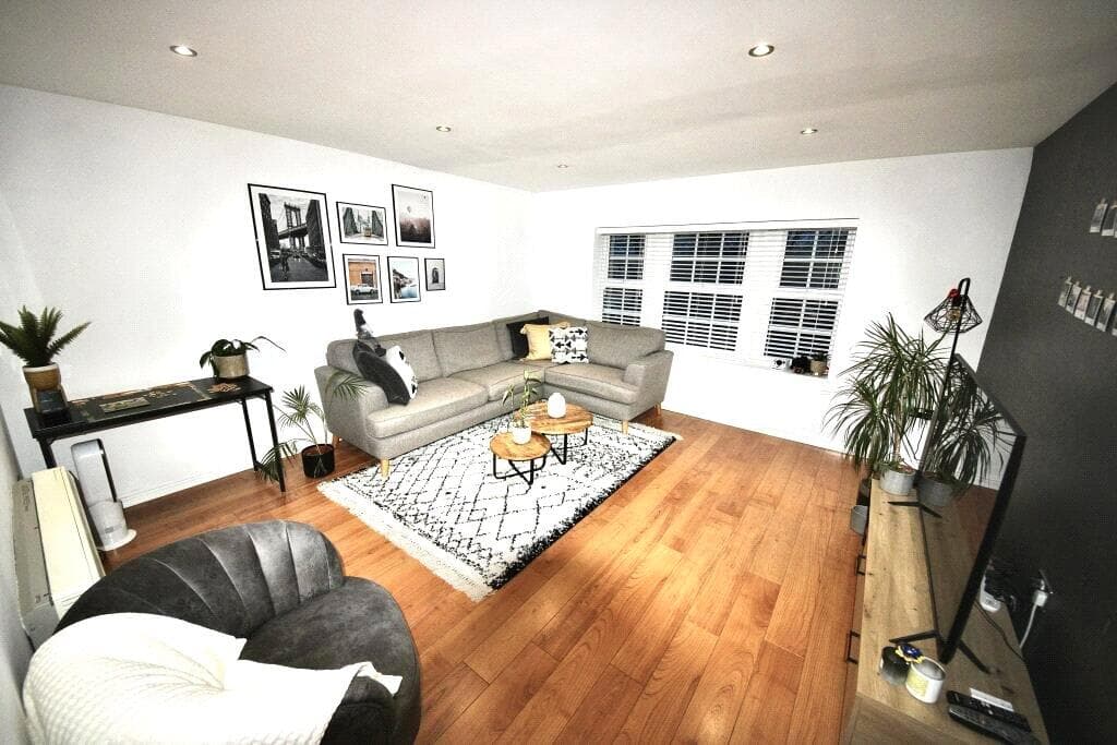 2 bedroom flat for sale in Princess Drive, York, North Yorkshire, YO26 Image 2