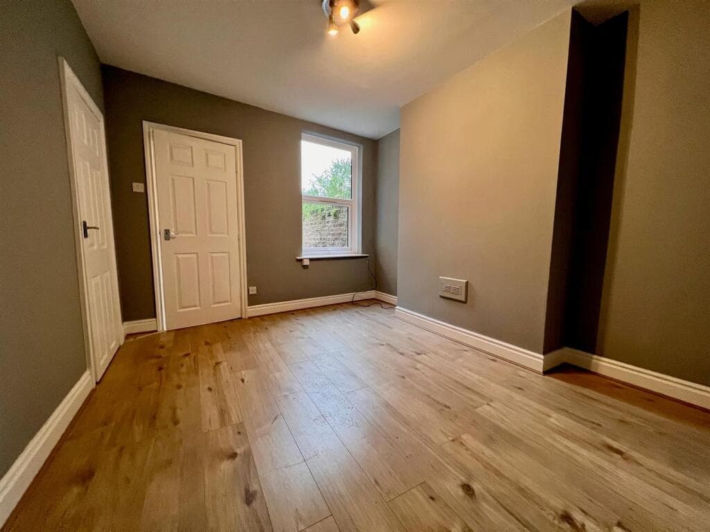 1 Bedroom Apartment For Rent In Garnet Terrace, Leeman Road, Yo26 Image 2