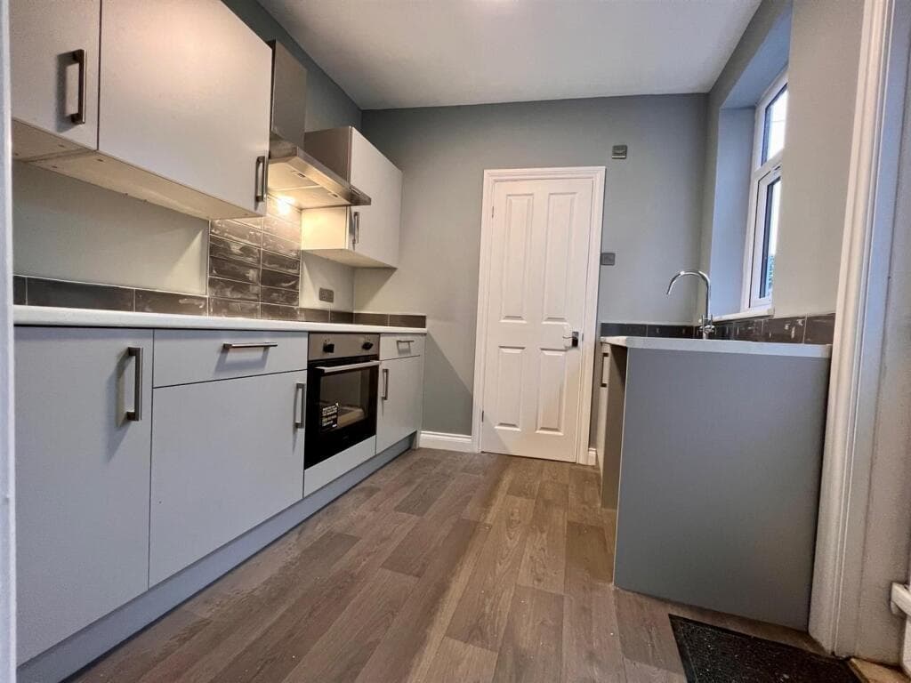 1 Bedroom Apartment For Rent In Garnet Terrace, Leeman Road, Yo26 Image 3