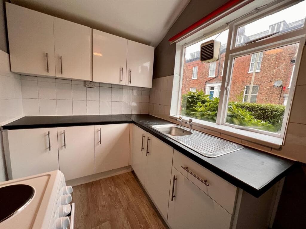 1 bedroom detached house for rent in Burton Stone Lane, Burton Stone Lane, YO30 Image 4