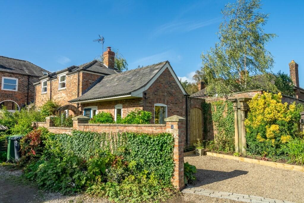 2 bedroom detached house for rent in The Mews, Greencliffe Drive, York, North Yorkshire, YO30 - Detached House in york