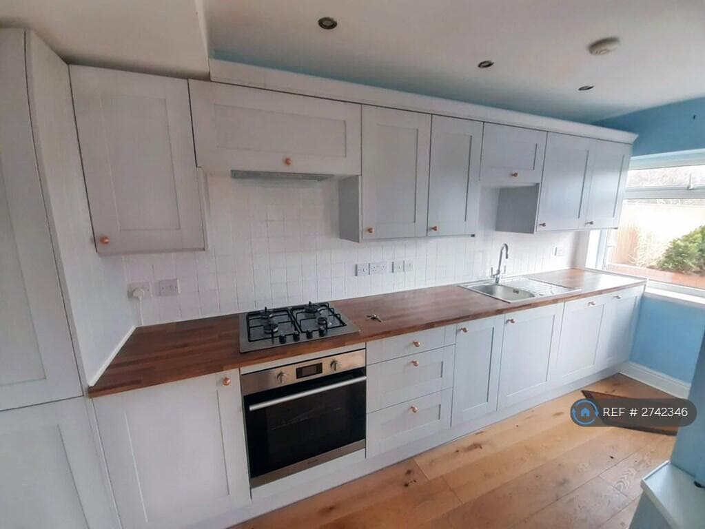 4 Bedroom Semi-Detached House For Rent In Beech Avenue, York, Yo24 Image 3