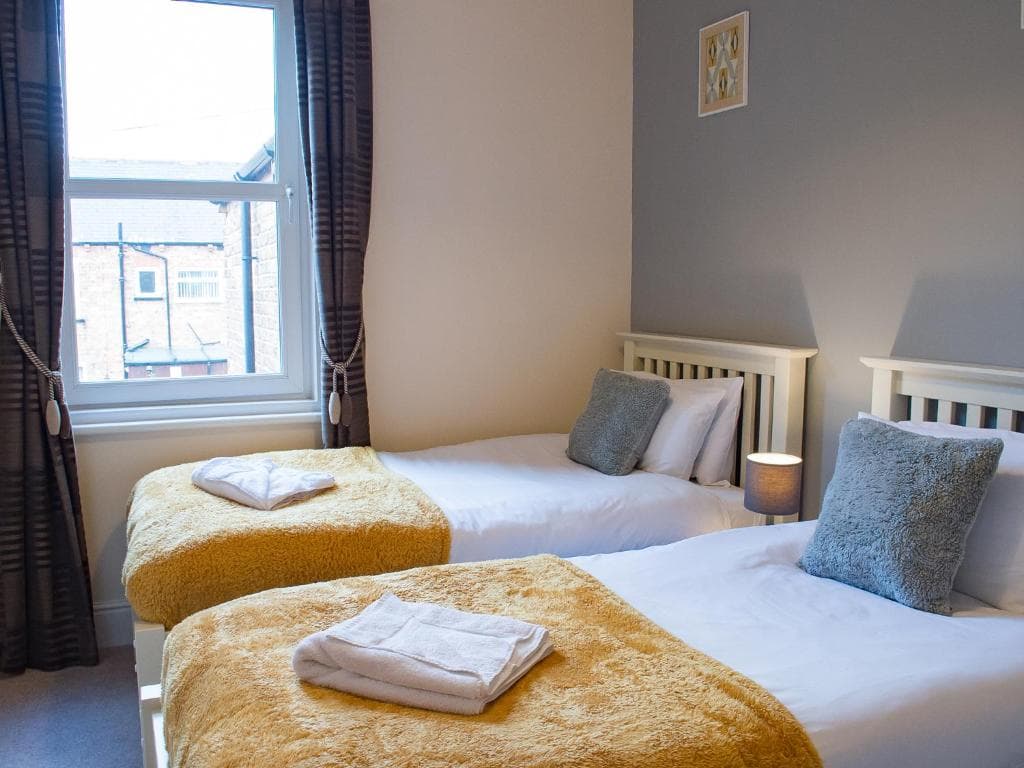 Accommodation at Mayville Lodge - STUNNING 3 BEDROOMED TOWNHOUSE WITH FREE PARKING in scarborough