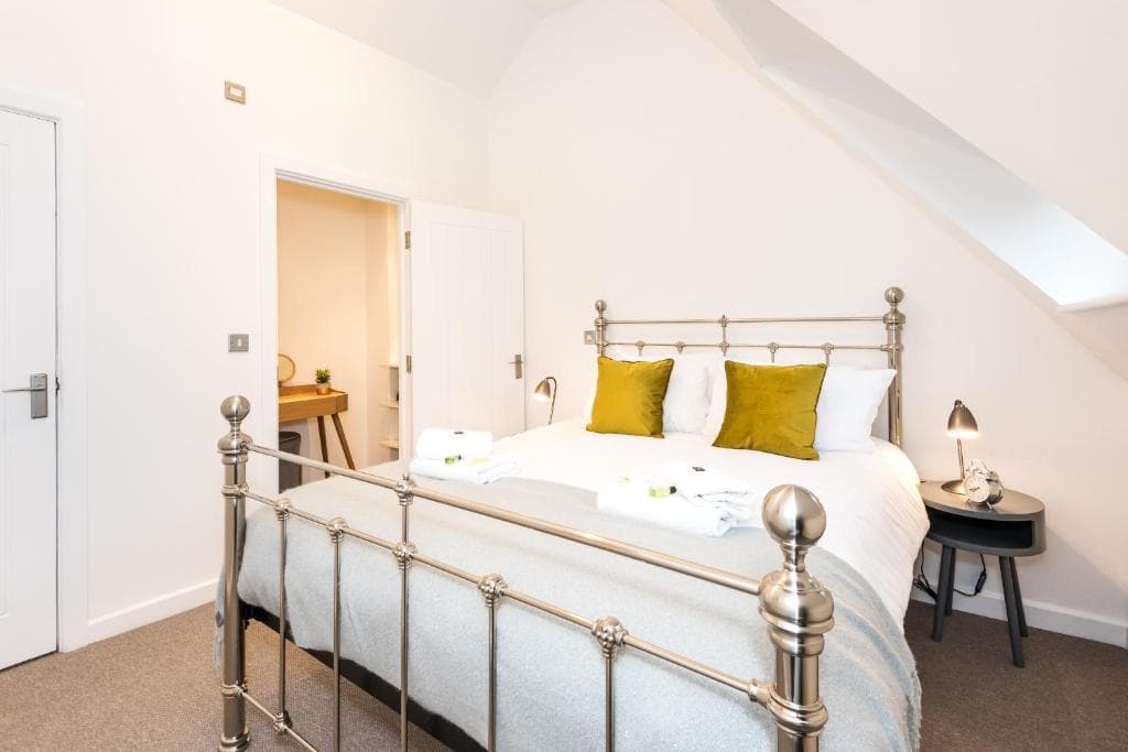 Stylish & Contemporary High Spec Flat with Parking