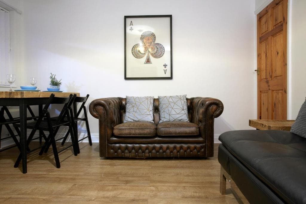Accommodation at Spacious Stylish Townhouse in leeds