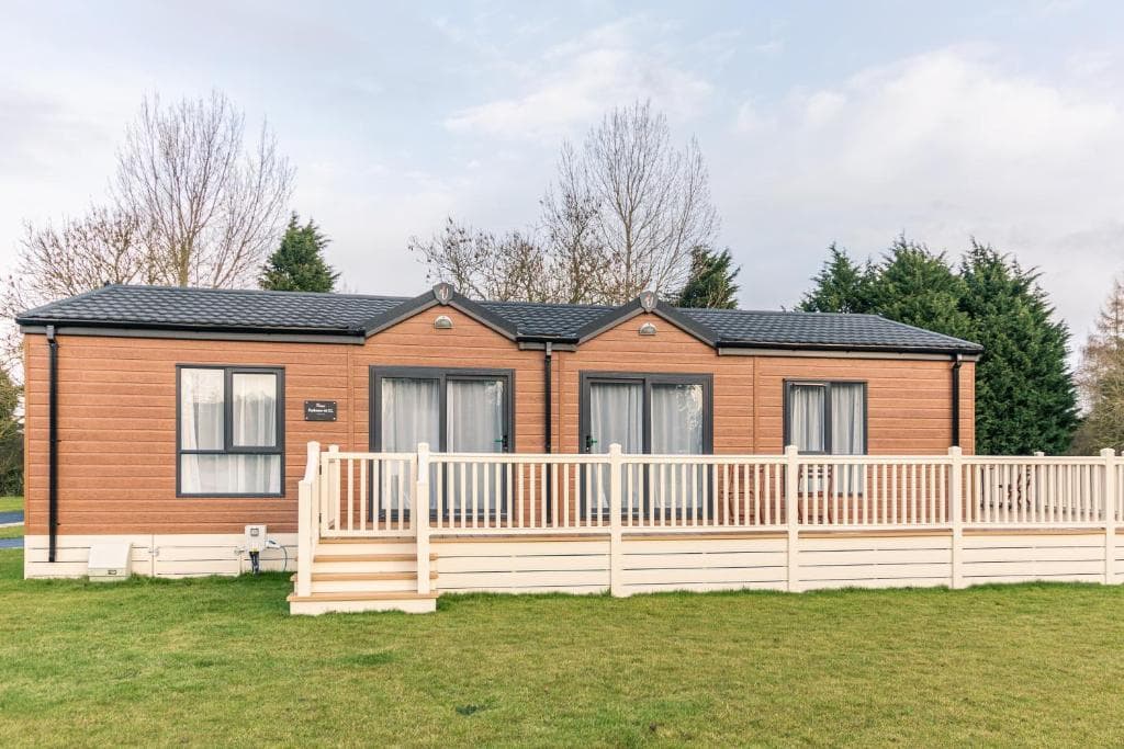 Pine Lodge with Hot Tub