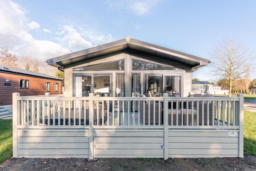 Woodland Jewel Lodge with Hot Tub