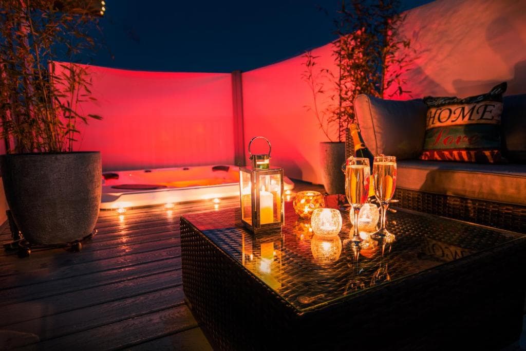 Primrose Lodge with Hot Tub