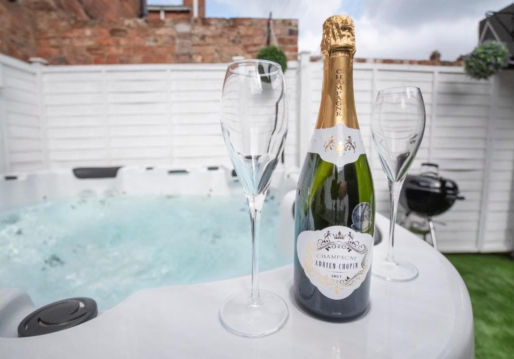 Amberley House, York - with Hot Tub -Free Parking