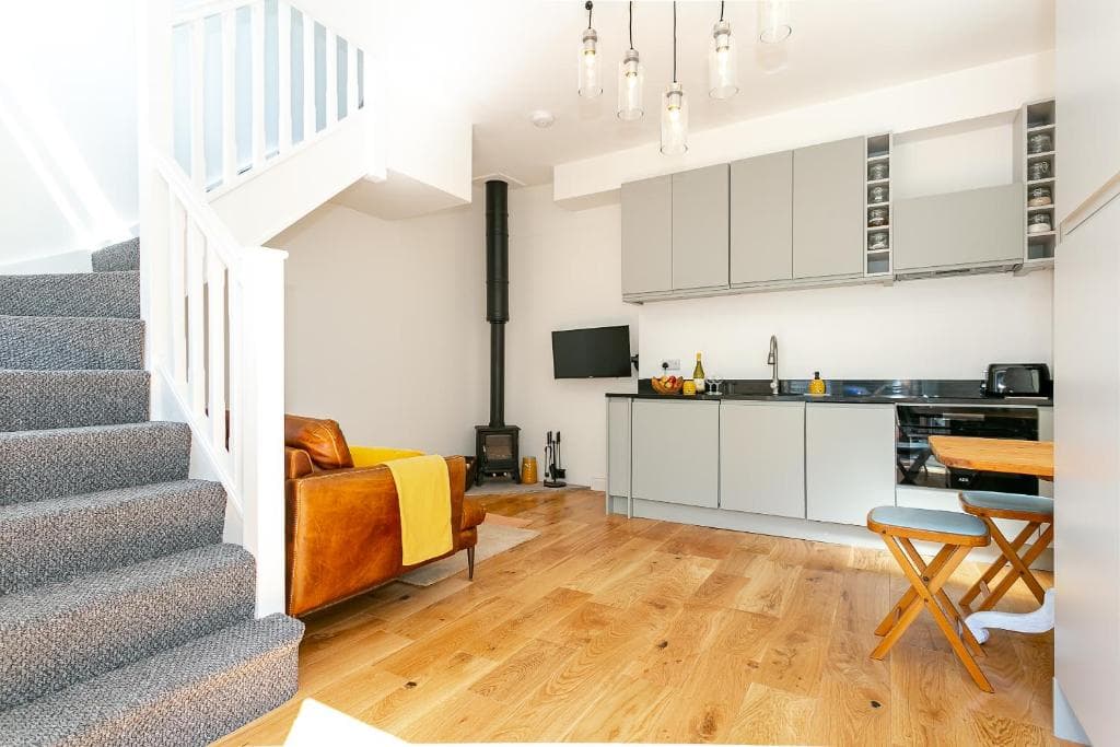 Accommodation at The Bs Hive, Modern, stylish, 2 bedroom house, in Harrogate centre in harrogate