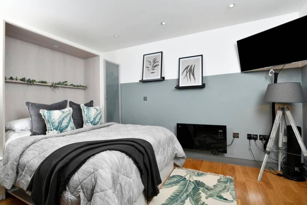 Accommodation at Modern studio apartment in Leeds City Centre (LS1) in leeds