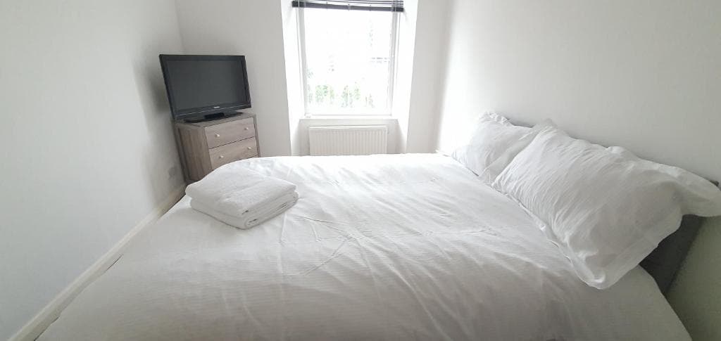 Accommodation at 24hr SELF CHECK IN APARTMENT CENTRAL BARNSLEY in barnsley